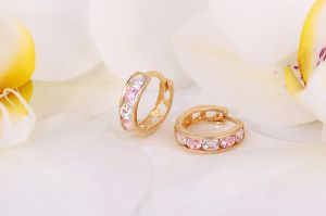 Arany baba fülbevaló rózsaszín fehér köves 6mm extra erős kapoccsal - 