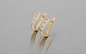 Arany bébi fülbevaló fehér kővel 6mm c.f-15.4.61s-f - 