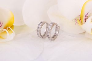 Ezüst gyermek fülbevaló fehér kövekkel 8mm belső méret - Ezüst gyerek fülbevaló