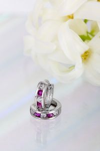 Ezüst baba fülbevaló karika pink-fehér kővel - Ezüst baba fülbevalók